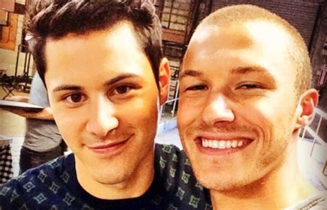 Nové gay seriály které stojí za to sledovat v létě Chtěli jste vidět Joshe Hartnetta jak