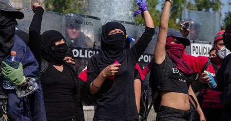 Feministas Se Manifiestan Contra Los Feminicidios En Ciudad De México Telemundo