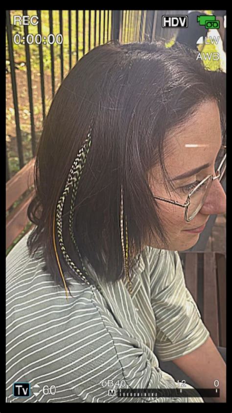 Перья в волосах