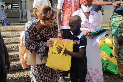 Action Sociale La Fondation Crush Ema Offre Des Kits Scolaires à 300