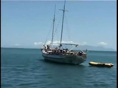 Schmutzige Latina Nimmt Eine Warme Ladung Auf Ihr S Es Gesicht Auf Einem Boot Xhamster