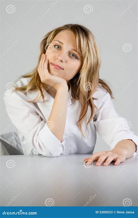 Femme blonde sceptique image stock Image du tête ouvrier 5300523