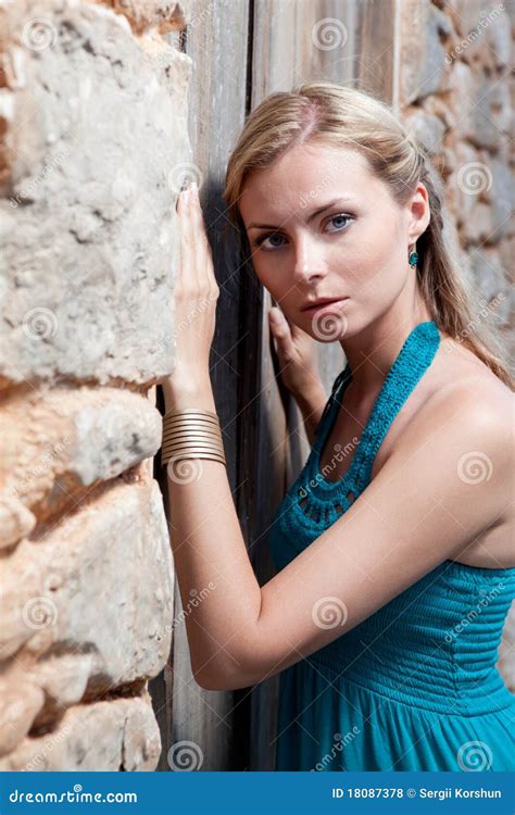 Jeune Femme Blonde Romantique Sur Le Dos De Mur En Pierre Photo stock Image du dignité beauté