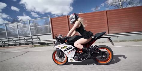 No Better Way To Advertise The Ktm Rc390 Than Having A Babe Riding It Autoevolution