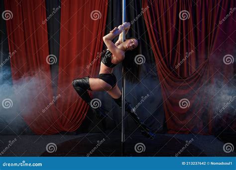 Perfekte Expansive Stangentanz Des Sinnlichen Revuegirls Stockfoto