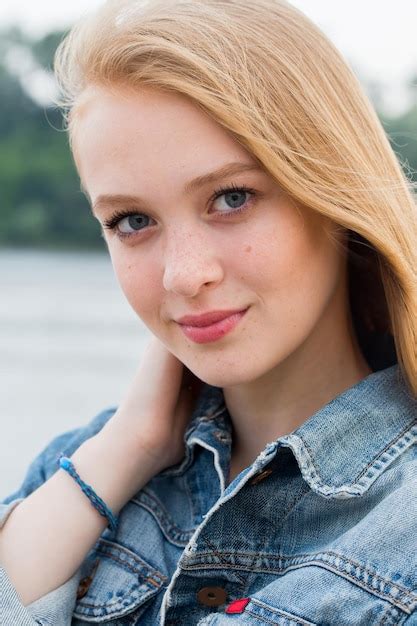 Portrait En Gros Plan D Une Belle Femme Blonde Avec Des Taches De Rousseur Sur Le Visage Et Sans