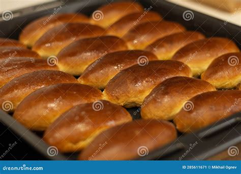 Sweet Hot Buns On A Baking Sheet Stock Image Image Of Making Oven 285611671