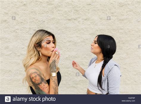 Latina frau raucht eine zigarette Fotos und Bildmaterial in hoher Auflösung Alamy