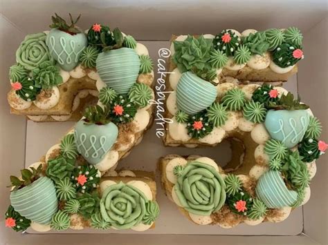 Pin By Mafalda On Cakes Decor Christmas Wreaths Holiday Decor Holiday