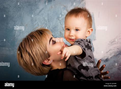 Junge Blonde Mutter Fotos Und Bildmaterial In Hoher Aufl Sung Alamy