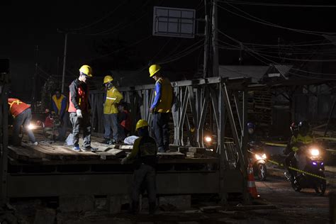 FOTO Penanggulangan Amblesnya Jembatan Jalur Pantura Bekasi Indozone