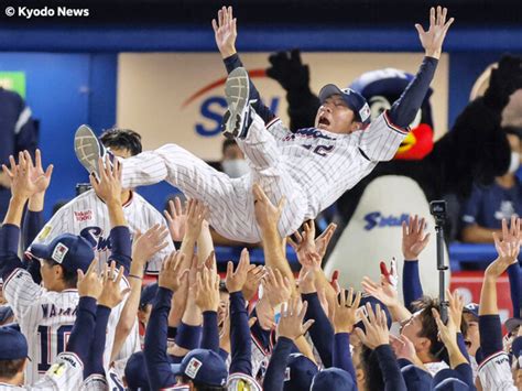 連覇のヤクルト・高津監督「難しいことをやってくれた選手に拍手を」 Baseball King