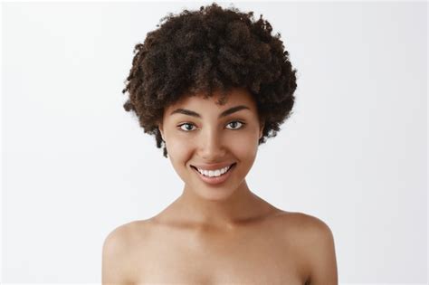 Primer Plano De Una Mujer Afroamericana Linda Y Natural Con El Pelo