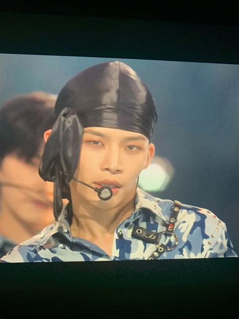 no, NO. on Twitter: "he looks like an upside down lightbulb."