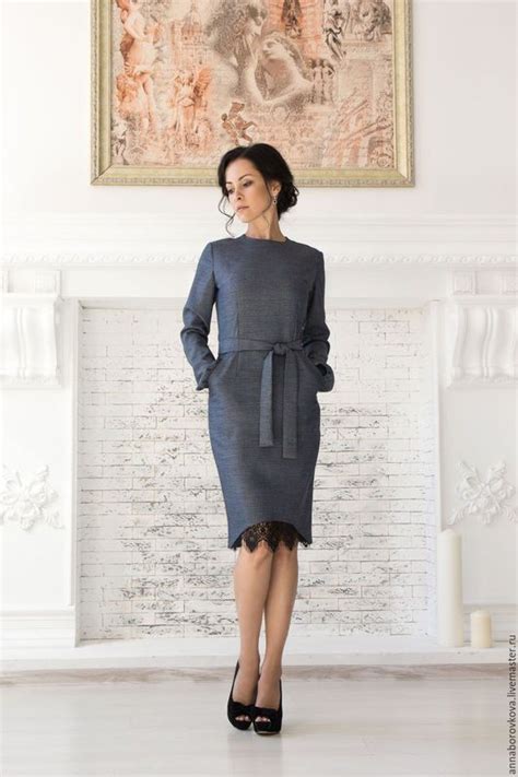 Платье-футляр «Кокетка» - серое, из вискозы, с карманами и кружевом ...