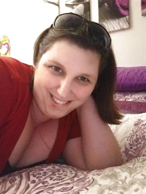 Chubby Brunette Amateur Richelle Ryan Flaunts Her Cleavage At Her Home CoedCherry