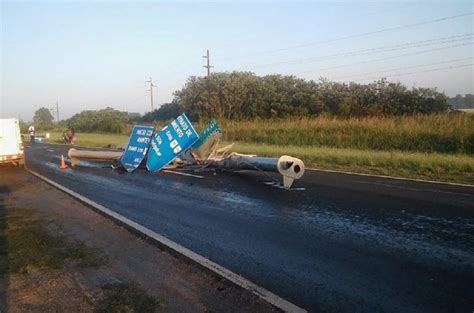 Un camión arrancó cartel de la ruta 12 y provocó un despiste El Dia