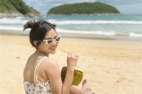 joven hermosa mujer en bikini disfrutando y relajándose en la playa verano vacaciones