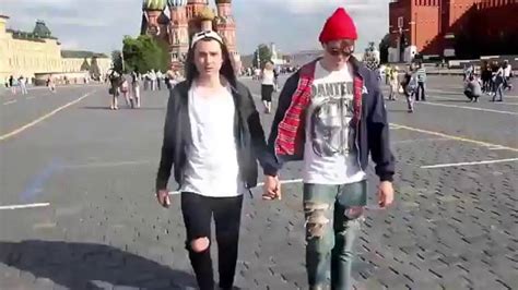Na Rússia vídeo mostra reação das pessoas ao ver um casal gay de mãos dadas na rua Vírgula