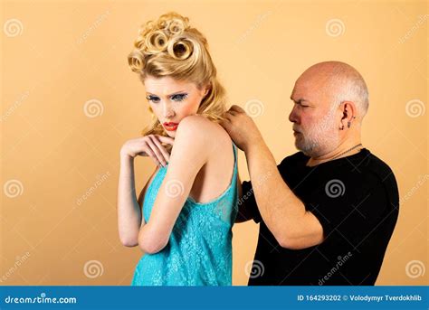 Vader Helpt Dochter Een Oudere Man Luistert Naar Een Ketting Mooie Jonge Blonde Vrouw Met Lang