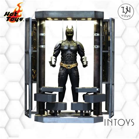 HOT TOYS BATMAN ARMORY WITH BATMAN COLLECTIBLE FIGURE MMS234 BATMAN THE DARK KNIGHT