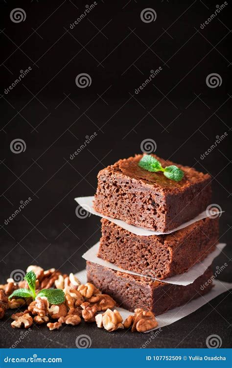 El Cuadrado Del Brownie Del Chocolate Junta Las Piezas En Pila En La