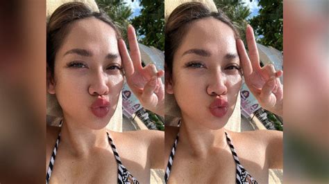 Potret Seksi BCL Pakai Bikini Berjemur Di Pantai Posenya Bikin Gemas Okezone Women