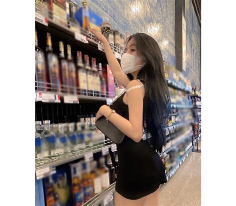 Chỉ đi siêu thị mua đồ hot girl triệu fans cũng phải diện áo trễ ngực váy ngắn ngang hông