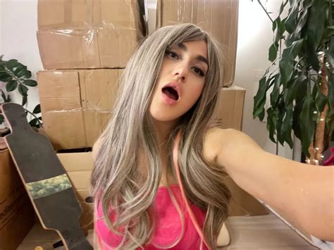 Porn Model Sexy Girl Show Next To Boxes And Longboards Nude Pics XHamster