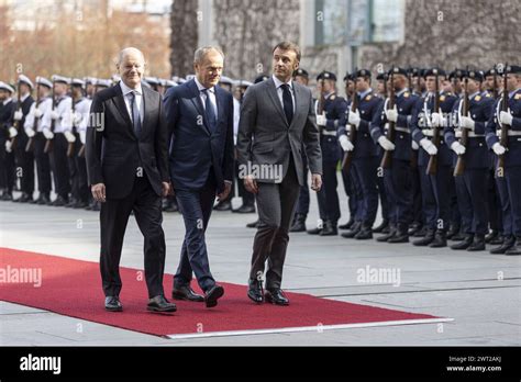 Bundeskanzler Olaf Scholz SPD Begruesst Emmanuel Macron Praesident Von