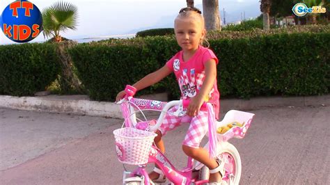 Ярослава и Хелло Китти – Прогулка к морю на велосипеде. Видео для Детей ...