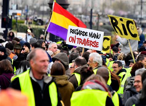 Pelo menos 28 mil em nova manifestação de coletes amarelos em França