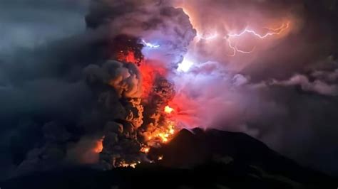 Potret Dahsyatnya Erupsi Gunung Ruang Di Sulut Muntahkan Lava Dan Petir