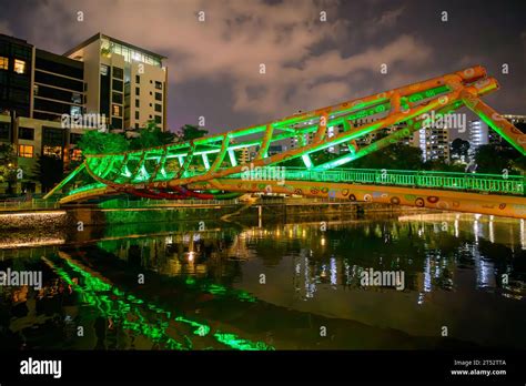The Alkaff Bridge Crossing The Singapore River At Night Stock Photo Alamy
