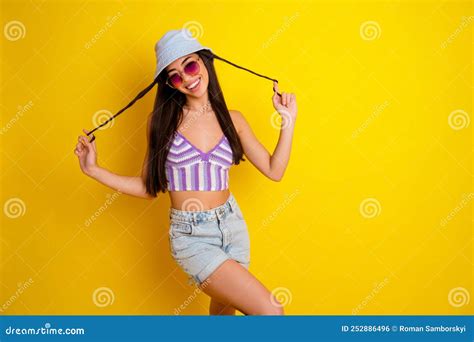 Foto De Una Adorable Mujer En La Parte Superior De Bikini Ir De Fiesta