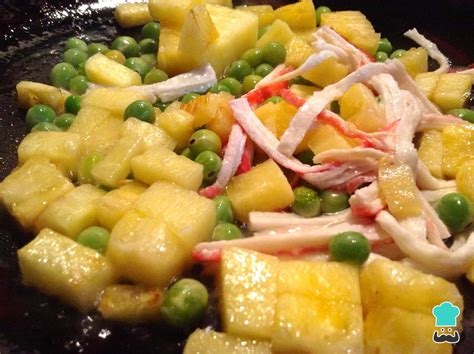 Ensalada de pasta con surimi y piña