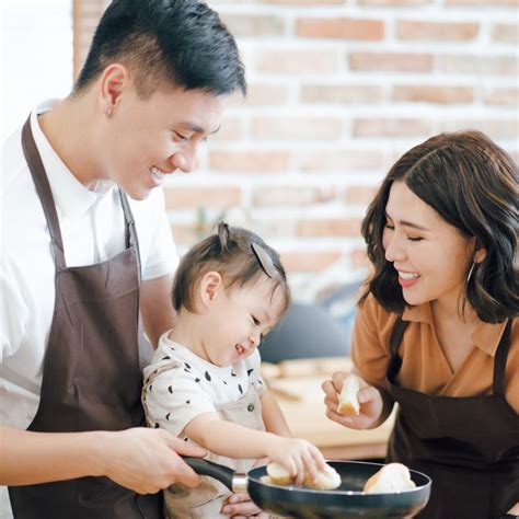 3 nhóc tì của 3 gia đình hot nhất MXH hiện nay Cam được dạy làm việc nhà từ bé Đậu bắn Tiếng