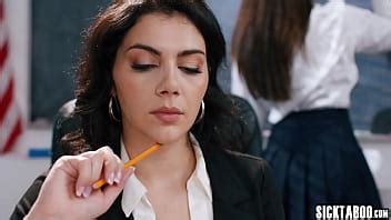 Una Milf Sexy De Grandes Tetas Y Una Estudiante De Gran Culo Disfrutaron Del Sexo L Sbico