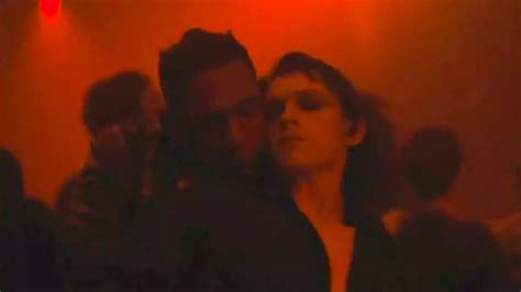 V Deo Tom Holland Viraliza Cena De Sexo Gay E Web Vai Loucura