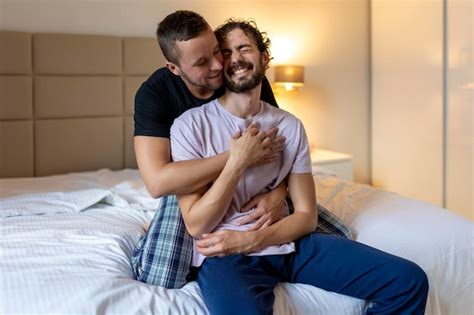 Couple gay partageant un moment spécial le matin tendresse homosexuelle couple gay amour concept