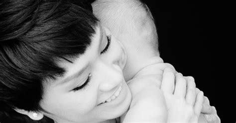 Trà My Idol khoe ảnh bán nude bên con trai