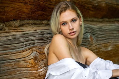 Portrait En Gros Plan D Une Jeune Et Belle Fille Blonde Photo Premium