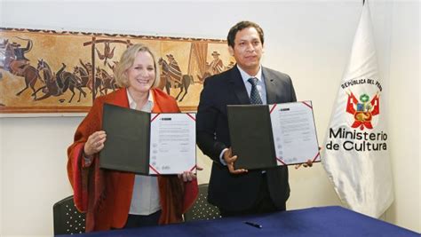 Gobierno Regional de La Libertad condecoró a ministra de Cultura DDC