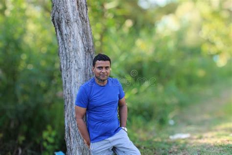 Yong Mannstellung Mit Einem Baumpark Im Freien Stockbild Bild Von