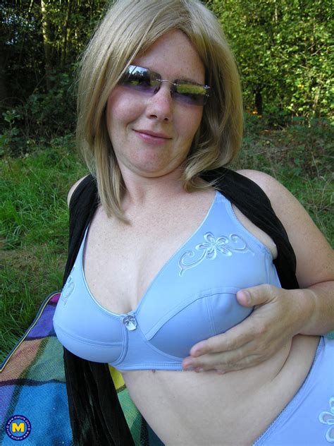 Hot Mature With Huge Juggs And Massive Ass Mirabelle Toys Her Cunt Outdoors CoedCherry