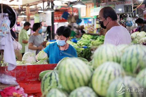 早晨的“小菜场”飘起熟悉的“烟火气” 上海今起加快农贸市场复商复市 组图