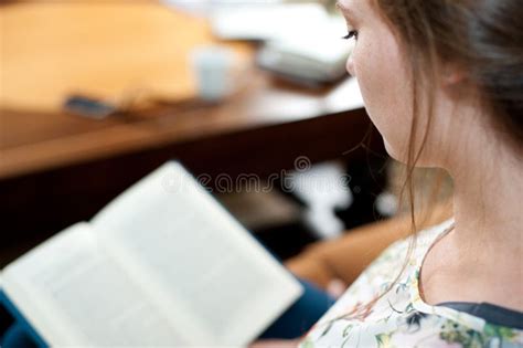 Libro De Lectura Atractivo De La Mujer Joven En Parque Imagen De