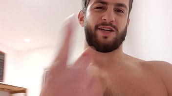 Beau mâle balançant sa grosse bite non coupée il veut s amuser XVIDEOS