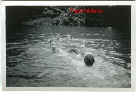 PHOTO ALLEMANDE GUERRE WW2 Soldats Wehrmacht baignade à Le Mans en