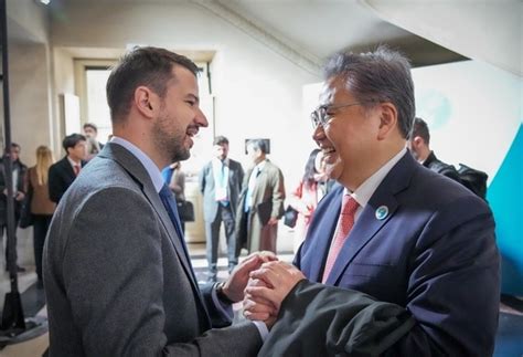 박진 외교부 장관 파리평화포럼서 12개국 인사에 부산엑스포 지지 설득